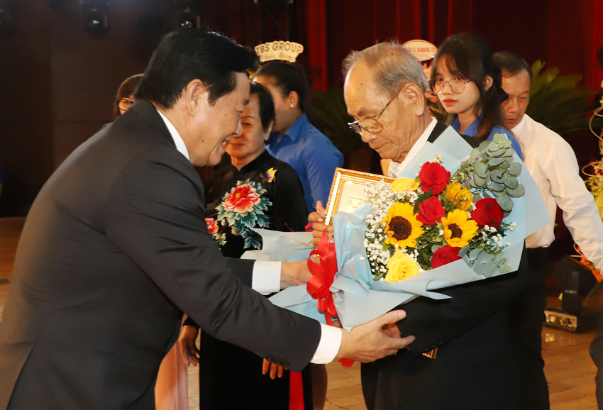 7; Phó Bí thư Thường trực Tỉnh ủy Nguyễn Hoàng Thao trao Huy hiệu Đảng cho các đảng viên